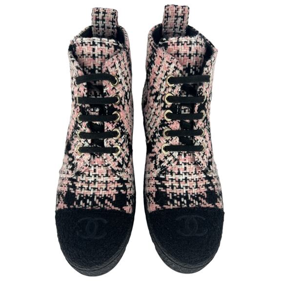 Chanel 2021 Interlocking CC Logo Cap Toe Tweed Boots - Picture 8 of 16